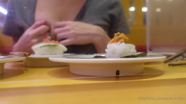 onlyfans_bella_420tw 湾湾人会玩 在知名日料下半身真空2